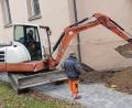 Bild: gi
Die gemeindlichen Arbeit bei der Freilegung der Kirchenfundamente und Feststellung deren Tiefe.