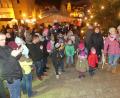 Bild: rn
Eine große Kinderschar wartet beim Christbaum auf den Nikolaus.