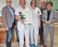 Bild: Bühner
Oberärtin Dr. Gudrun Weber (mit Urkunde) ist die neue Aromatherapeutin in der
Palliativstation in Weiden. Bei der Vorstellung mit dabei (von links) sind 
Pflegedirektor Thomas Baldauf, Palliativstation-Leiterin Dr. Stephanie Kuchlbauer,
Dr. Ehrenfried Lachmann und Waltraud Koller-Girke vom Förderverein für Schwerkranke.
