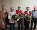Bild: adj
Diana Bayer und ihr Stellvertreter Georg Gössl begrüßen die neuen Übungsleiterinnen und danken Liselotte Gerling mit Blumen. Von Links: Diana Bayer, Rosemarie Baschnagel, Elfriede Hoffmann, Liselotte Gerling und Georg Gössl.
