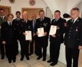 Bild: ksi
Für 40 Jahre Aktivität in der Feuerwehr erhielten sie Urkunden: Johann Wifling (Dritter von rechts), Peter Geiger (links daneben), Christian Geiger (rechts). Urkunden und Abzeichen verteilten (von links) Landrat Thomas Ebeling, Doris Graf-Eichhammer, Bürgermeister Manfred Rodde und Kreisbrandrat Robert Heinfling.