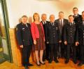 Bild: Robert Graf
Kommunalpolitiker und Feuerwehr-Führungskräfte gratulieren Joachim Strenzel zum Ehrenzeichen in Gold des Freistaats Bayern.