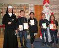 Bild: exb
Mit (von links) Schwester M. Theresia Hauthaler sowie den Vorlese-Siegern freut sich Joshua Speigl, Evelyn Hagerer, Jakob Beck und Larissa Böhm freut sich der Nikolaus.
