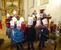 Bild: bk
Die Singing Kids erfreuten unter Leitung von Susanne Meyer und begleitet von Corinna Grünbauer (Flöte) und Romina Stark (Gitarre) mit dem Lied „In der Weihnachtsbäckerei“.