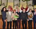 Bild: hcz
Aus unterschiedlichen Gründen prägen sie das BSW-Treffen: (vorne von links) Tanja Hochholzer, Helmut Fastner, Silvia und Karl-Heinz Buchberger, Paul und Inge Herrmann sowie Bürgermeister Jens Meyer. Dahinter die "Weidener Rotkehlchen".