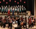 Bild: JOCHEN NEUMANN 
ERBENDORF
Weihnachtskonzert in der Stadthalle Erbendorf unter der Leitung von Klaus Linkel mit dem Kammerorchester des Westböhmischen Sinfonieorchesters Marienbad, der Chorgemeinschaft Erbendorf/Wiesau und den Teenies/Junger Chor Wiesau. Mit auf dem Bild (Mitte, stehend von links) die Solisten Marja Leena Varpio, Annette Kramny und Torsten Frisch.
