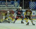 Bild: gb
Die Blue Devils kassierten am Sonntagabend mit 4:6 gegen den ERC Sonthofen die dritte Heimniederlage in Folge. Die Weidener boten 40 Minuten lang eine schwache Leistung, die Steigerung im Schlussabschnitt war nicht mehr von Erfolg gekrönt. Hier lauert Chase Clayton vergeblich vor dem Kasten von Gästegoalie Christian Schneider.