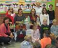 Bild: mez
Miriam Schmid (Vierte von links) las das Märchen von der "Struwweliese" beim großen Märchenprojekt der Grundschule vor. Auch ihre Kollegin Birgit Schindler zog mit "Brüderchen und Schwesterchen" zum Erfolg der Aktion mit bei. Rektorin Gudrun Lehner (hinten rechts) und ihre Stellvertreterin Kerstin Zaus (vorne links) dankte allen Akteuren des Obst- und Gartenbauvereins.