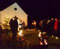 Bild: bey
Vor der Dorfkapelle singt "ChorAhnung", die Besucher der Dorfweihnacht suchen die Nähe der offenen Feuer oder wärmen sich an der heißen Glühweintasse samt Inhalt.