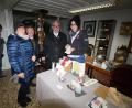 Bild: bjp
So ruhig ging es am Candle-Light-Freitag im "Musikeum" nicht immer zu: Kerzenmacherin Christine Heinl und Museumsleiter Anton Heindl steckten zwei Besuchern ein kunstvolles Licht auf.