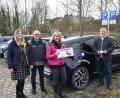 Bild: bnr
Das E-Car-Sharing öffnet in Nabburg den Weg in die Elektromobilität. Zur Übergabe des BMW i3S waren die drei Kooperationspartner dabei. Von links: Sandra Schmidt (ZVKVS Oberpfalz), Herbert Wittenzellner (E-Wald), Dritte Bürgermeisterin Heidi Eckl und Bürgermeister Armin Schärtl.