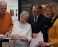Bild: tr
Stadtkämmerer August Trißl, Monika Werner, Bürgermeister Franz Stahl und Museumsmitarbeiterin Herta Zölch schauen sich die Unikate an.