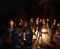 Bild: mde
Die Fackelwanderung der Freiw. Feuerwehr Kemnath führte die Mitglieder zum Läuferkreuz. Dort gab es weihnachtliche Getränke und eine Feuerschale zum Aufwärmen.