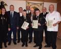 Bild: wku
Die Königsteiner Knappen ehren Jubilare. Von links Birgit Stollner, Landrat Richard Reisinger, Bürgermeister Hans Koch, Babette Bernt, Vorsitzender Manfred Stollner, Bürgermeister Winfried Franz aus Neukirchen, Anna-Maria Specht, Landesvorstandsmitglied Andreas Wilhelm und Peter Pesold-Geisler.