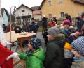 Bild: trj
Mit Handschlag begrüßt der freundliche Nikolaus alle Kinder, die keinerlei Berührungsängste haben.