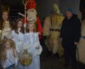 Bild: jr
Christkind Lara Zeitler (links) erschien bei der zweiten „Adventsschaufenster“-Aktion mit drei Engeln, dazu gesellten sich der Nikolaus und zwei Knechte. Gewerbefördervereins-Vorsitzender und Zweiter Bürgermeister Stefan Grillmeier (Zweiter von rechts) führte durch das Programm.