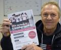 Bild: Petra Hartl
Gerd Spies mit dem Flyer, der für die Länderspiele der deutschen und französischen U 18-Nationalmannschaft in Amberg und Schwandorf wirbt.