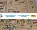 Bild: Alexander Czech @PP Oberfranken - Pressestelle/Social Media
Schwerter, Spaten aber auch automatische Schusswaffen. Die Polizei machte bei der Durchsuchung reiche Beute.