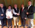 Bild: br
Glückwünsche und ein Präsent gab es für Werner Böhm (Mitte) als 400. Mitglied im VdK-Ortsverband. Unser Bild zeigt (von rechts) Dritten Bürgermeister. Wolfgang Hübner und VdK-Kreisvorsitzenden Christoph Rabenstein sowie (von links) Bürgermeister Manfred Porsch und die Vorsitzende des Ortsverbandes Margit Kaiser.