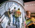 Symbolbild: Michael Kappeler/dpa
Polizeibeamte begleiten einen Flüchtling in ein Charterflugzeug. Wegen der Abschiebung einer Familie von Sulzbach-Rosenberg nach Aserbaidschan ist ein Streit zwischen Behörden und Asylberatern entbrannt.