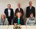 Bild: njn
Der Chef der Diakonie Weiden, Diakon Karl Rühl, sowie Pfarrer Wilfried Römischer aus Floß und Pfarrer Manuel Sauer aus Wildenreuth (hinten von links) sowie (sitzend von links) Dagmar Deutschländer von der kirchlichen Sozialarbeit bei der Diakonie Weiden, Bärbel Ehmann und Erika Römischer-Thamm freuen sich über den Projektstart.