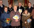 Bild: R. Kreuzer
Den Geehrten, Ausgeschiedenen und Neuen im Posaunenchor gratulieren die Vorsitzenden Karl Bäumler (links) und Barbara Beutner (rechts).