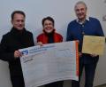 Bild: dob
Christa Wildenauers Frohsinn ist ansteckend. Erneut hat sie der Pfarrgemeinde 5666 Euro übergeben. Insgesamt spendete sie in diesem Jahr 16 166 Euro. Ihr "Kunst und Krempel" kommt an. Dekan Alexander Hösl (links) und Kirchenpfleger Günter Hassmann (rechts) können ihr Glück kaum fassen.