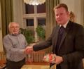Bild: jzk
MMC-Obmann Paul Völkl (links) dankte Pfarrer Thomas Kraus für seinen interessanten Vortrag und überreichte ihm einen Weihnachtsstollen von der örtlichen Konditorei Lehner.