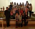 Bild: hzi
Samuel Patton, Sonja Schwemmer (hinten, rechts) und Manuela Busch (Zweite Reihe rechts) feiern mit dem Jugend- und Kinderchor 15. Geburtstag.