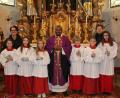 Bild: soj
Die neuen Ministranten nach ihrer Aufnahme in der Pfarrkirche St. Ägidius Ebnath: (von links) Daniela Würstl, Leni Bauer, Lilly Baisi, Leni Schinner, Pfarrer Dr.ThankGod Okoroafor Emil Greger, Ferdinand Sieber, Emma Bayer und Sebastian Wolf.