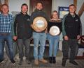 Bild: sön
Stellvertretender Schützenmeister Marco Maier (rechts) gratuliert mit Schützenmeister Heinrich Graf und Schießleiter Georg Dotzler zum Gewinn der Weihnachtsscheibe Andreas Graf und zum Gewinn der Jugend-Weihnachtsscheibe Stefanie Drick (von links).