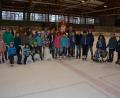 Bild: jr
Der Nikolaus und Knecht Ruprecht statteten den Kindern in der Mitterteicher Eissporthalle einen Besuch ab und verteilten süße Präsente. Mit dabei waren auch Astrid Häring von der Stadtverwaltung (links neben Knecht Ruprecht), Zweiter Bürgermeister Stefan Grillmeier (rechts neben dem Nikolaus) und Behindertenbeauftragte Doris Scharnagl-Lindinger (Vierte von rechts).