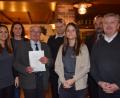 Bild: fla
65 Jahre ist Josef Gallitzendörfer (mit Urkunde) bereits Mitglied bei der Kolpingsfamilie Waldthurn. Zu dieser besonderen Ehrung gratulieren die Vorsitzenden Sophia Bergmann, Andrea Weig (von links) und Nina Bergmann (Dritte von rechts) ebenso wie Diakon Janusz Szubartowicz, Bürgermeister Josef Beimler und Pfarrer Norbert Götz (von rechts).