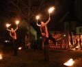 Bild: wrm
Der Auftritt der Feuershowgruppe „Public Surprise“ aus Waidhaus taucht den Pfarrhof in ein schummriges Licht.