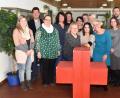 Bild: hcz
Im Rotkreuzhaus erhalten neun Teilnehmerinnen ihre Bescheinigungen über den erfolgreich absolvierten Kurs "Helferinnen in der Pflege". Es gratulieren (von links) Sachbearbeiterin Tanja Gorisch, Kreisgeschäftsführer Sandro Galitzdörfer, Kursleiterin Monika Eisend- Speckner sowie Bertram Kincl (rechts).