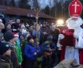 Bild: hka
Bischof Nikolaus bei der Arbeit: Für bald 200 Kinder hat er Päckchen mitgebracht.