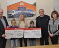 Bild: dob
Herbert Putzer von der Kinderkrebshilfe in der Region Oberpfalz Nord (links) und Vorsitzender Thomas Ebnet (Zweiter von rechts) sowie Marianne Grießl (rechts) vom Verein "Hoffnung für Menschen" durften Spenden für ihre Vereine von Michaela Reger und ihren Söhnen Jonas und Manuel (Mitte) entgegennehmen. Die Firma Reger Bau verzichtet auf Kundenweihnachtsgeschenke und spendet die Summe in Höhe von 3500 Euro lieber für Notleidende und Kranke. Geld, das zu 100 Prozent ankommt.