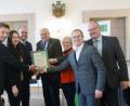 Bild: Gabi Schönberger
Sie arbeiten für eine gesunde Region: (von links) AOK-Direktor Jürgen Spickenreuther, Geschäftsstellenleiterin GesundheitsregionPlus Nordoberpfalz Daniela Mädl, Landrat Andreas Meier, Bürgermeister Lothar Höher, AOK-Beiratsvorsitzende Gaby Hübner, OTH-Professor Steffen Hamm und Bereichsleiter der AOK Bayern, Direktion Weiden, Thomas Knöbl.