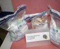 Bild: Kriminalpolizei Weiden
Die sichergestellte Beute aus Oberkotzau: über 224000 Euro. In Trabitz erbeuteten die Täter rund 64000, in Immenreuth 93000 Euro. Ein Großteil ist ausgegeben, ein Teil bleibt verschwunden.
