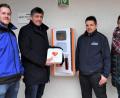 Bild: rgr
Einen Defibrillator haben (von links) Jonas Neubauer, Bürgermeister Edgar Knobloch, Alexander Richter und Sabina Wächter-Sollfrank beim Städtischen Waldbad angebracht.