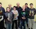 Bild: do
Den Titel eines "Vereins-Champions" erringen (von links) Sonja Müller, Tobias Lindner, Bettina Staufer, Jennifer Fraunholz (Mitte), Timo Weidner (Dritter von rechts) und Fabian Edl (rechts). Ausstellungsleiter Alexander Böhm (Vierter von links), Vorsitzender Thomas Edl (Vierter von rechts) und stellvertretender Ausstellungsleiter Sebastian Böhm (Zweiter von rechts) überreichen die Siegerpokale.