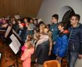 Bild: dob
Der Kinderchor der Pfarrei überzeugte beim diesjährigen Patrozinium mit erfrischendem Gesang. Kathrin Scheibl, Thomas Winderl (von links) und Markus Uschold (rechts) leiten den Chor und unterstützen auch musikalisch.