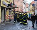 Bild: dwi
Weil ein Teil der Fassade über dem Eingang der Buchhandlung Rupprecht abgebröckelt ist, baute das Technische Hilfswerk am Samstag eine provisorische Überdachung zum Schutz der Passanten.