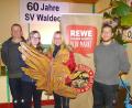 Bild: hl
Ein großer Erfolg war der Christbaumverkauf auf dem Sportgelände, den erneut der Förderverein SV Waldeck 1958 organisiert hatte. Bei sehr kalter Witterung nahmen viele Besucher den angebotenen Glühwein und Punsch gerne an.