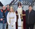 Bild: no
Über den guten Besuch bei der Dorfweihnacht freuen sich (von links) die Hauptorganisatoren Thomas Dirler und Mathias Dürgner, Christkind Lea Bleisteiner, Nikolaus Henner Wasmuth und Bürgermeister Dieter Dehling.