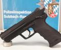 Bild: Polizei
Diese Nachbildung einer Pistole der Marke Heckler und Koch sieht täuschend echt aus. Mit ihr können aber nur Softair-Kügelchen verschossen werden.
