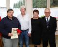 Bild: JOCHEN NEUMANN 
ERBENDORF
SPD-Stadtrat Klaus Gredinger, die ausgezeichneten Mitglieder Kurst Sieder und Edgar Forster sowie AWO-Ortsvorsitzende Brigitte Scharf und AWO-Kreisvorsitzender Edwin Ulrich (von links) freuen sich über ihre fruchtbare Zusammenarbeit. .
