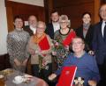 Bild: Hirsch
Der SPD-Ortsverein Schwandorf ehrte langjährige Mitglieder. Das Bild zeigt von links: Karin Frankerl, Willi Schmid, Erna Staudacher, Matthias Kuhn, Ida Saller, Hans Schneider, Xenia Wilk und Franz Schindler.