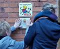 Bild: wbe
Das Gütesiegel Buchkindergarten wird angebracht.