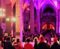 Bild: stg
Die Illumination in der Stadtpfarrkirche verstärkte die Wirkung der Lieder des Kemnather Gospelchores „Just for Joy“ zum Abschluss des Candlelight Shopping.